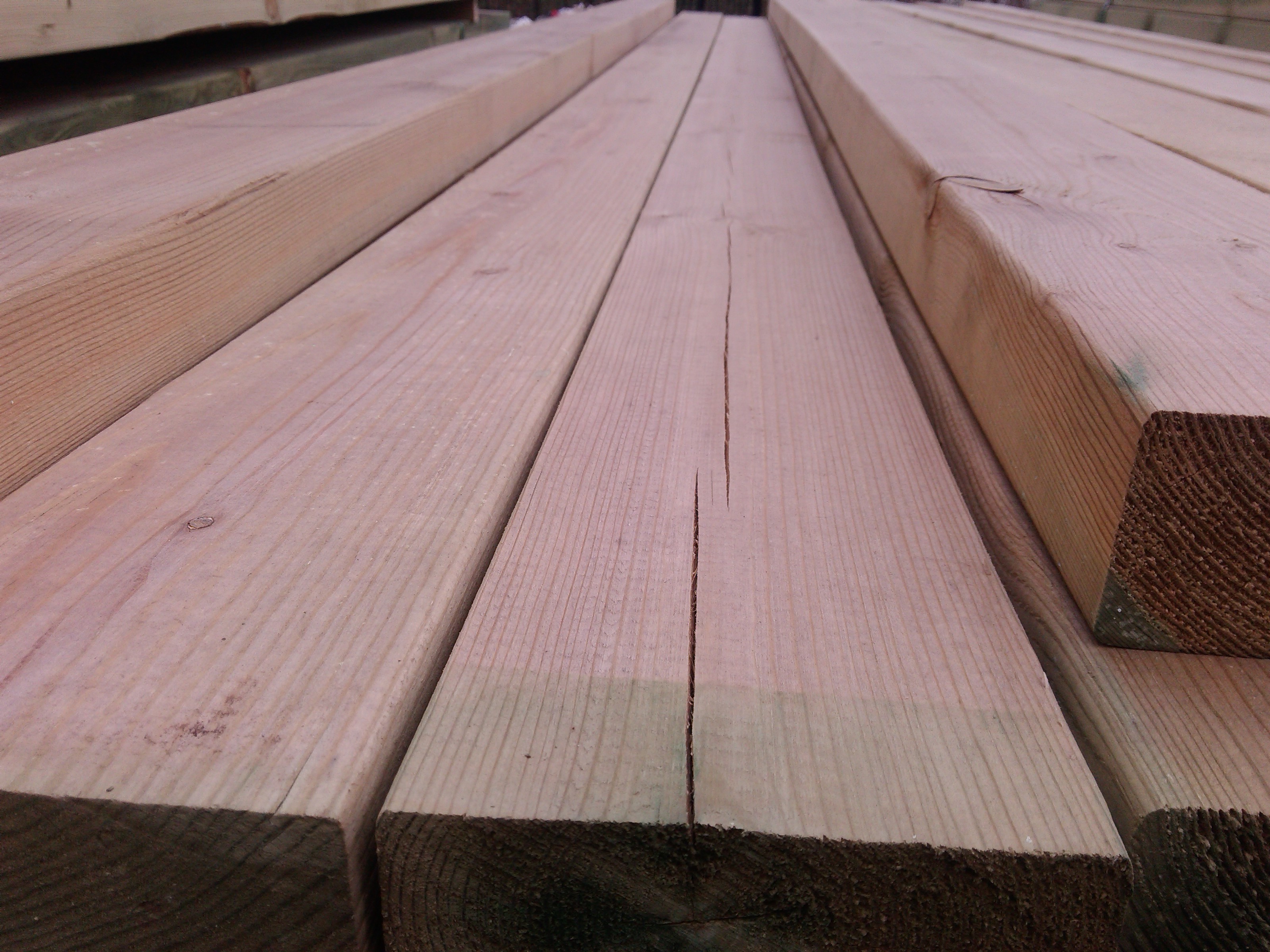 关于避免防腐木材料开裂变形的方法介绍